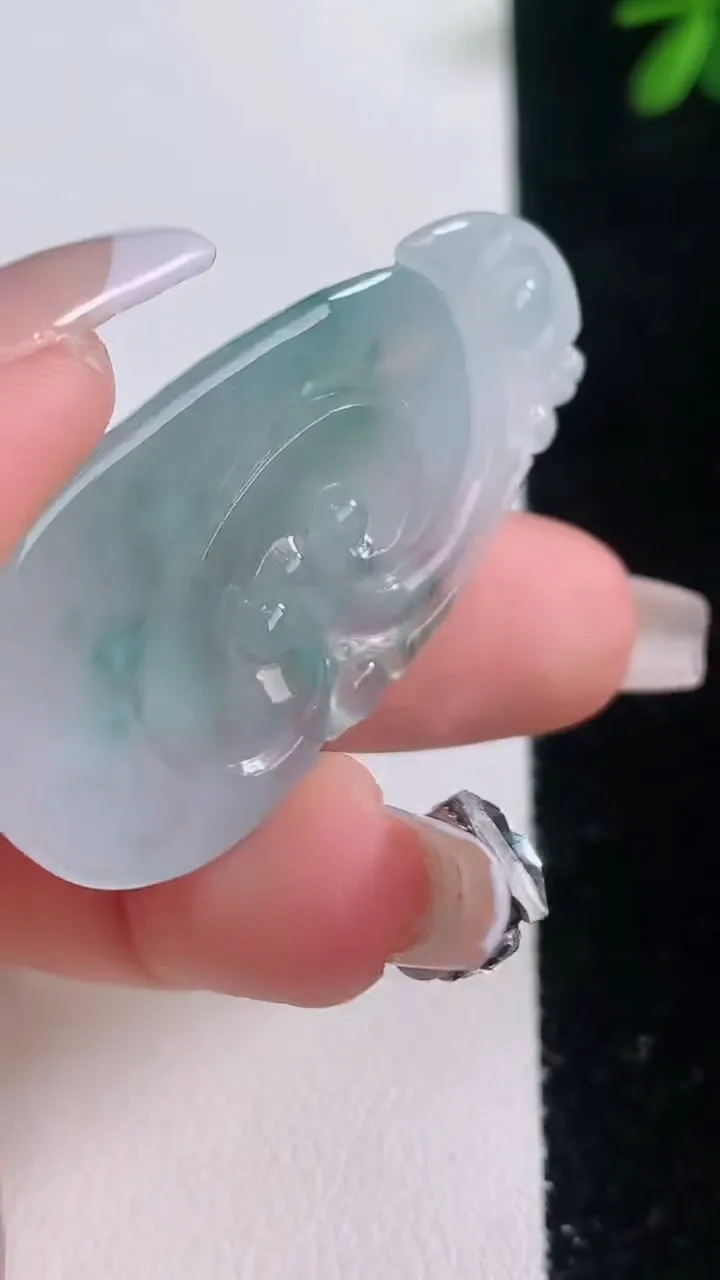 天然A货翡翠冰种飘花如意吊坠，尺寸44.7-23.6-7，重量:10.96g
12月21日