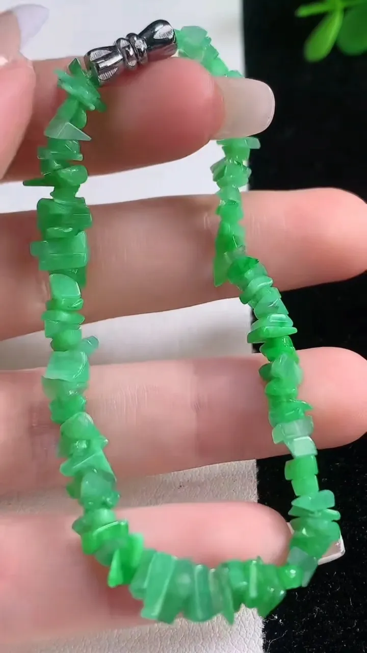 天然A货翡翠原石手串，尺寸4.9-3.2-2，重量:7.52g12月21日
工厂直销收藏佳品,种好水足，色泽均匀，有种有色，上手高大气！