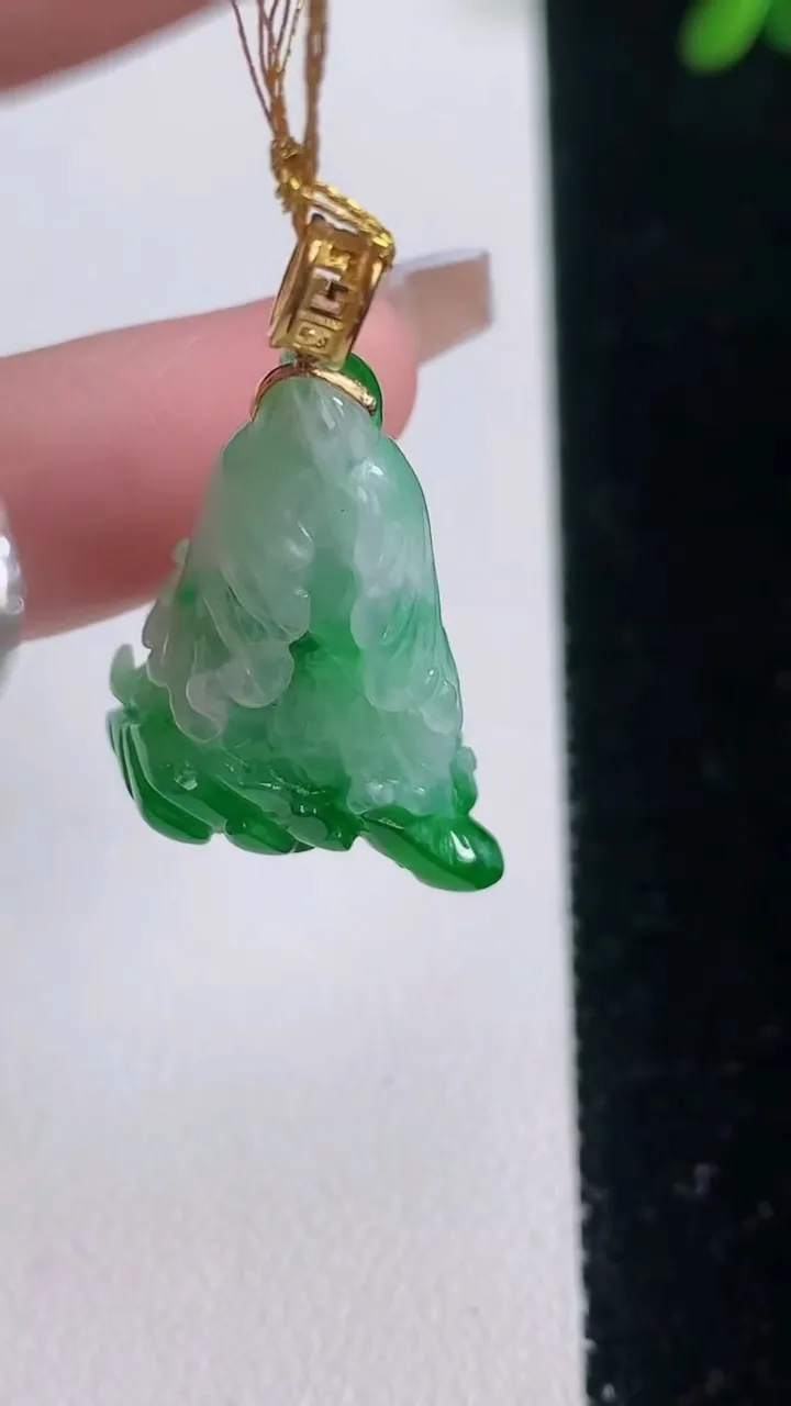 天然A货翡翠白菜吊坠，尺寸26-17.8-11.8，重量:7.26g
12月21日