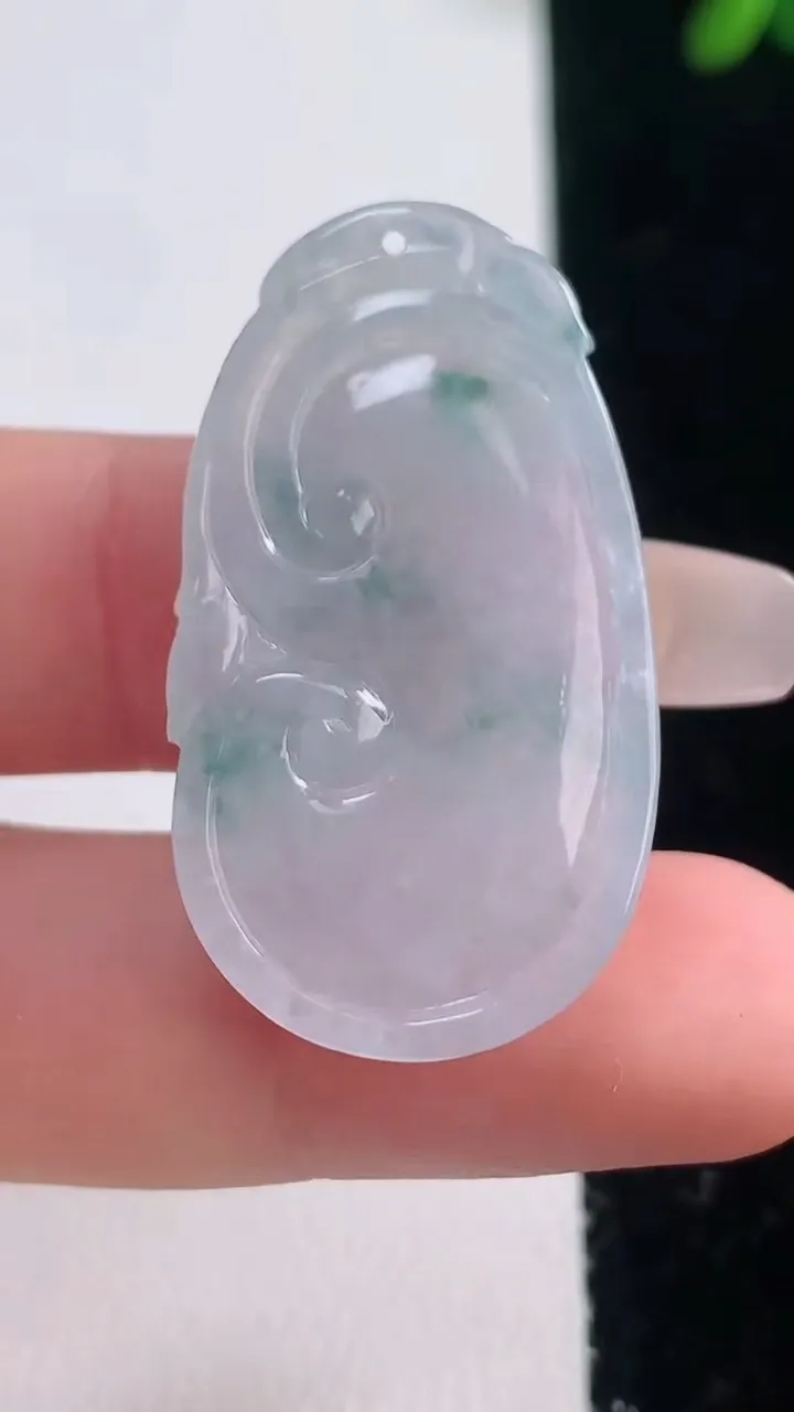 天然A货翡翠冰种飘花如意吊坠，尺寸35.4-19.8-4.8，重量:7.02g
12月21日