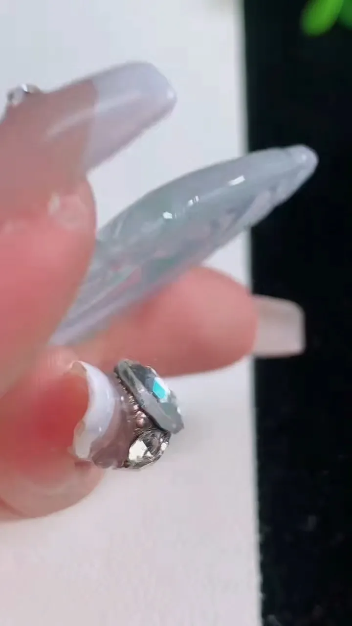 天然A货翡翠如意吊坠，尺寸47.4-34.7-5.6，重量:16.61g
12月21日