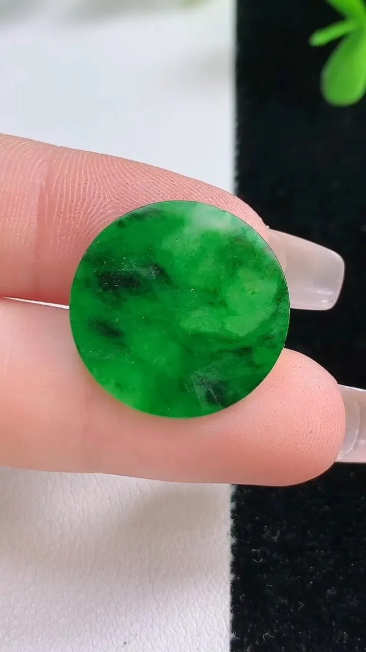 天然A货翡翠无事牌镶嵌件，尺寸25-1，重:1.04g
12月21日