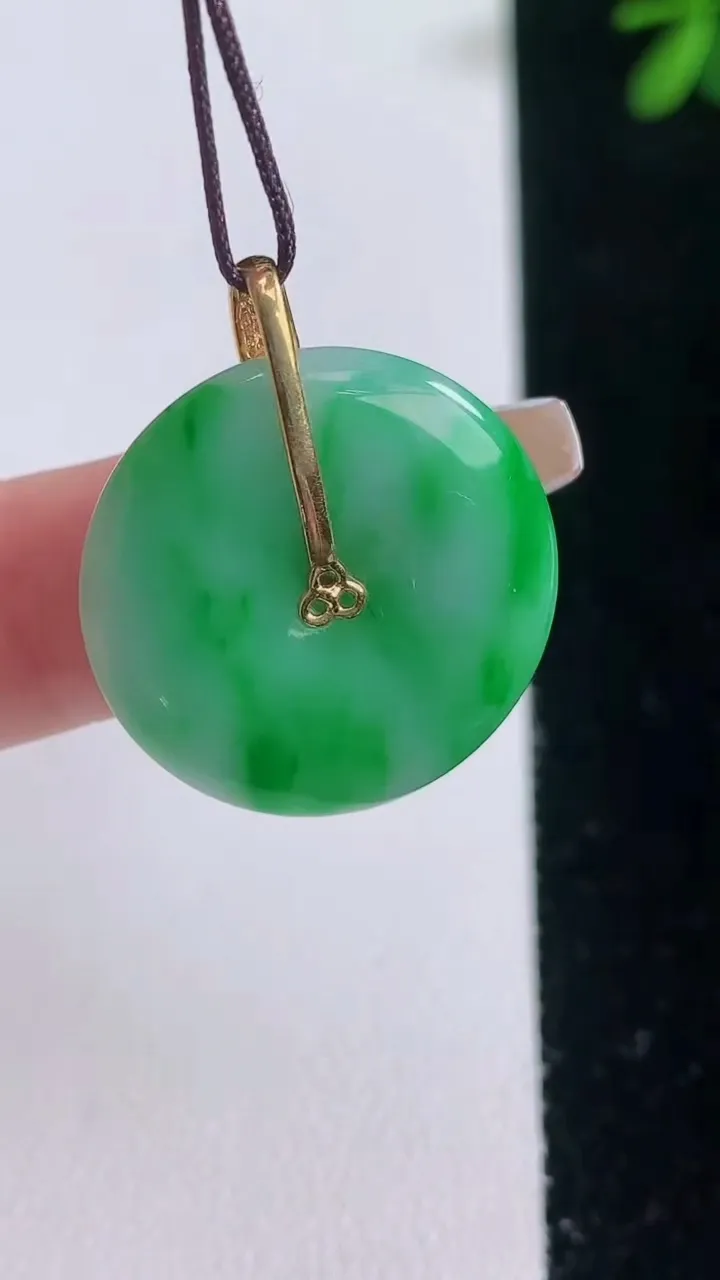 天然A货翡翠平安扣吊坠，尺寸22.6-4，重量:4.99g
12月21日