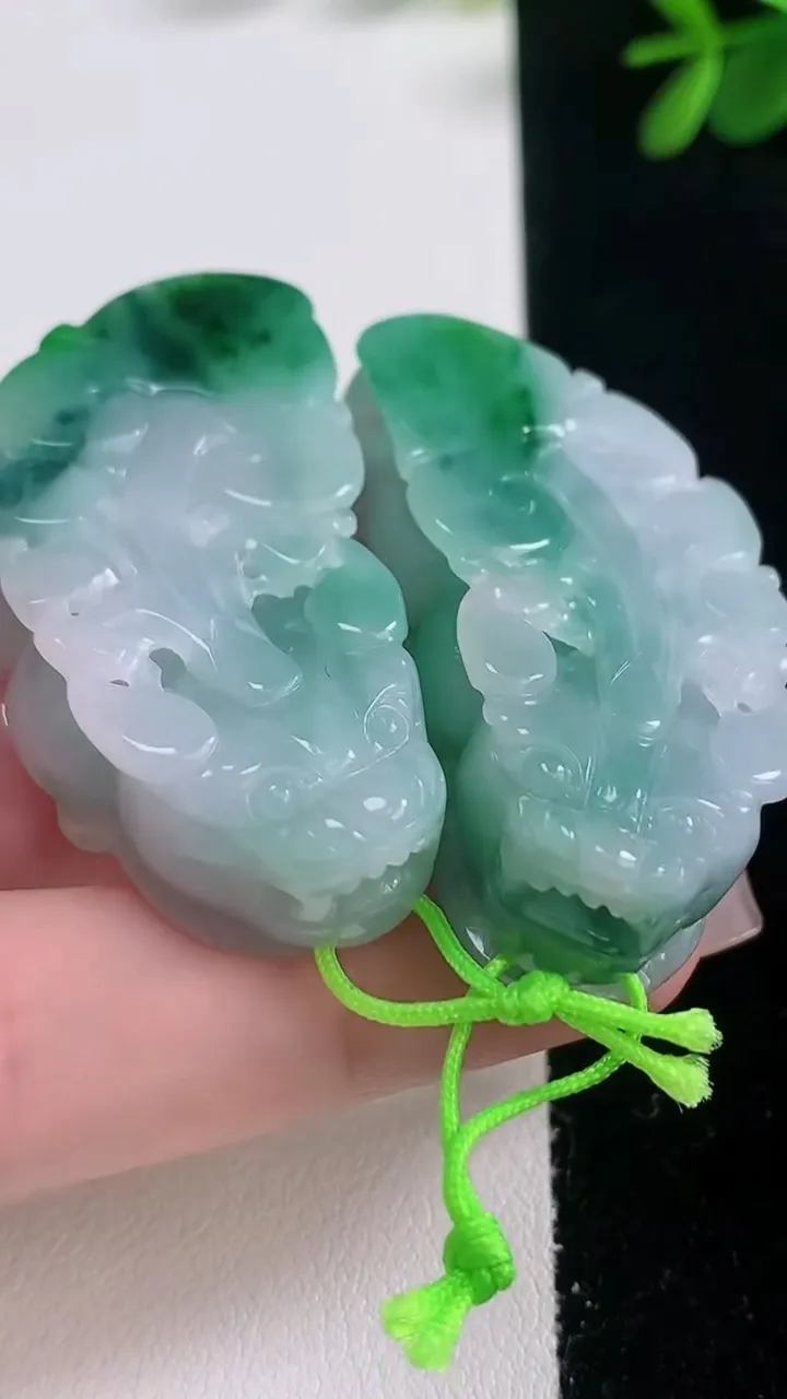 天然A货翡翠貔貅吊坠一对，尺寸48.2-20.5-12.4，重量:63.01g
12月21日