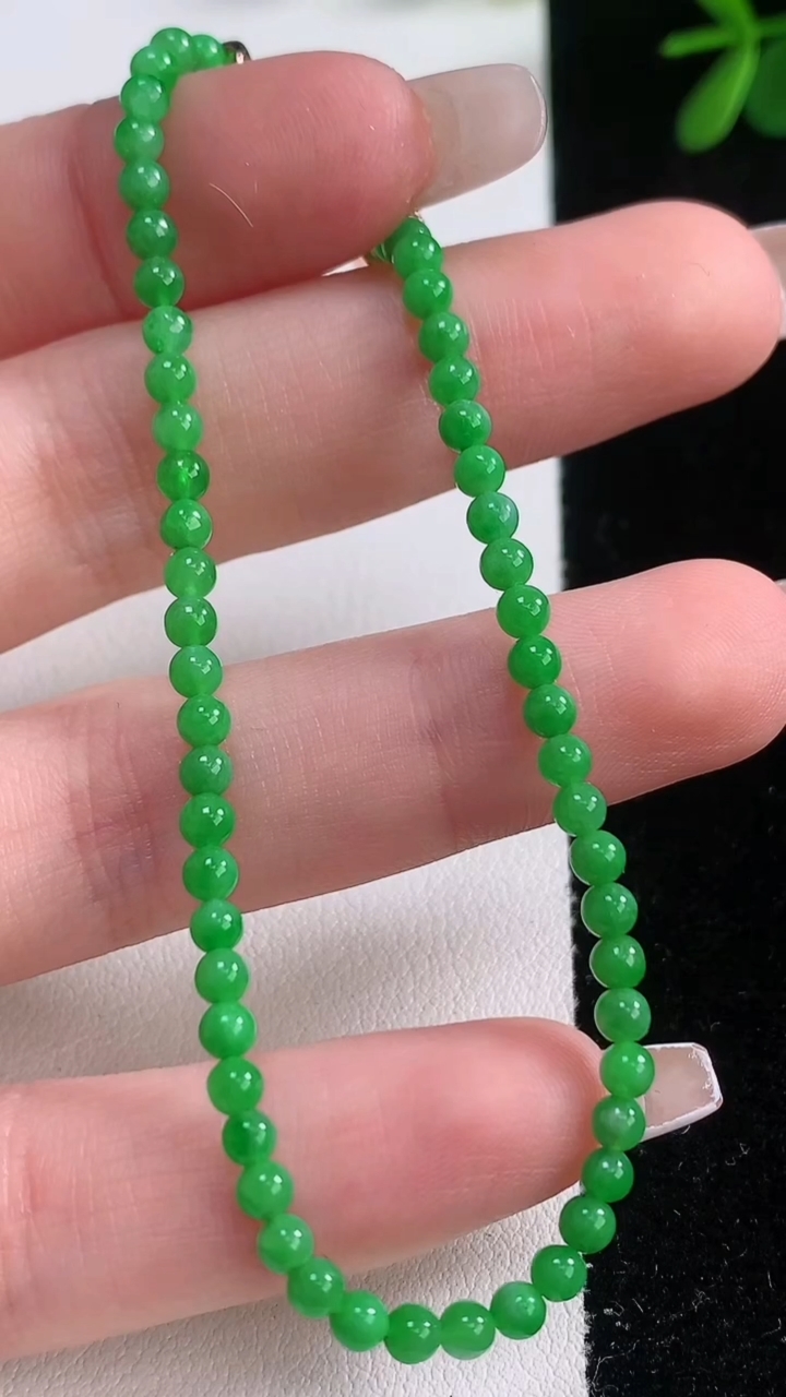 天然A货翡翠小米珠手串，尺寸3-56颗，重量:4.46g12月21日
工厂直销收藏佳品,种好水足，色