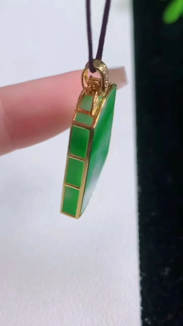 天然A货翡翠无事牌吊坠，尺寸26-18.6-3.8，重量:5.71g
12月21日