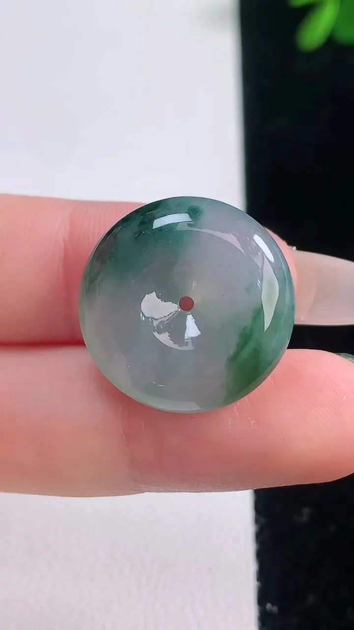 天然A货翡翠冰种飘花平安扣吊坠，尺寸20.2-5.7，重量:4.93g
12月21日