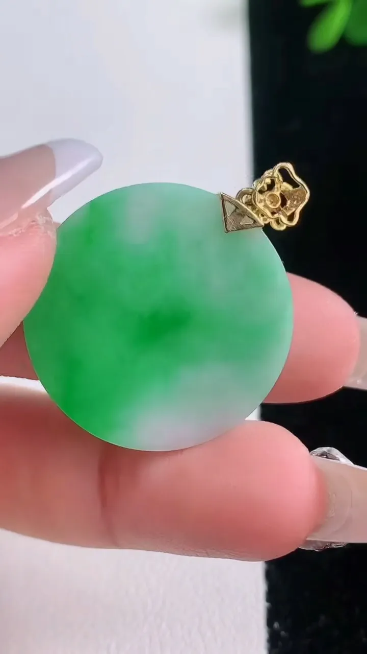 天然A货翡翠无事牌吊坠，尺寸26-1.9，重量:4.06g
12月21日