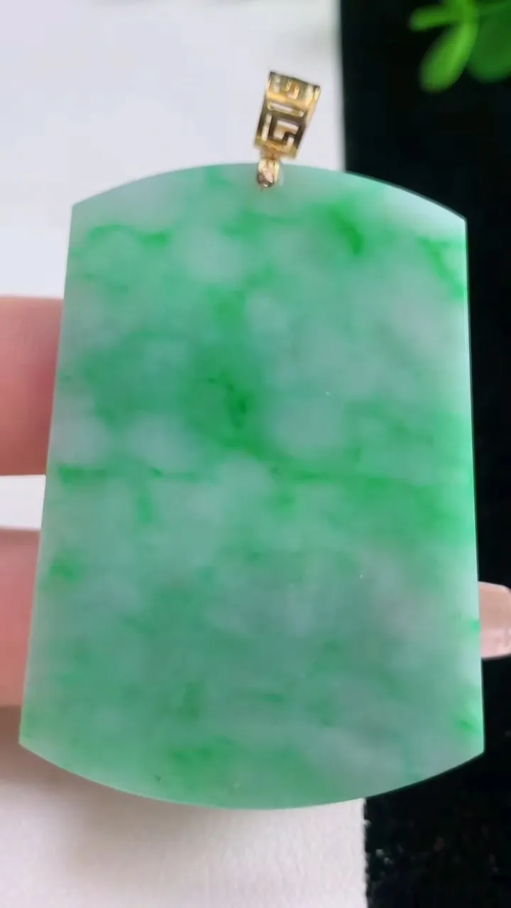 天然A货翡翠无事牌吊坠，尺寸53.5-38.8-2.6，重量:16.73g
12月21日