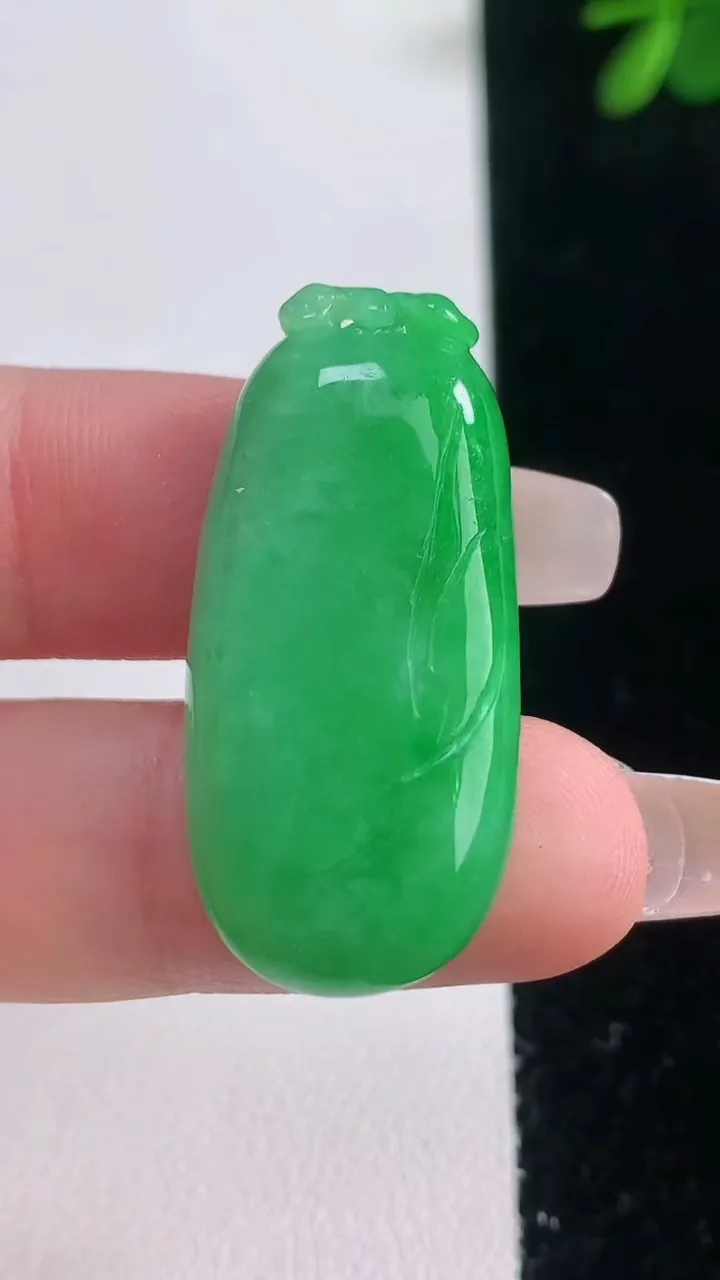 天然A货翡翠福瓜吊坠，尺寸34.6-16-5.6，重量:7.63g
12月21日