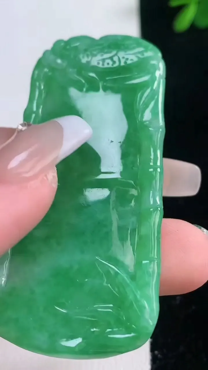 天然A货翡翠节节高升 竹节吊坠，尺寸61.8-28.8-4.6，重量:21.97g
12月21日