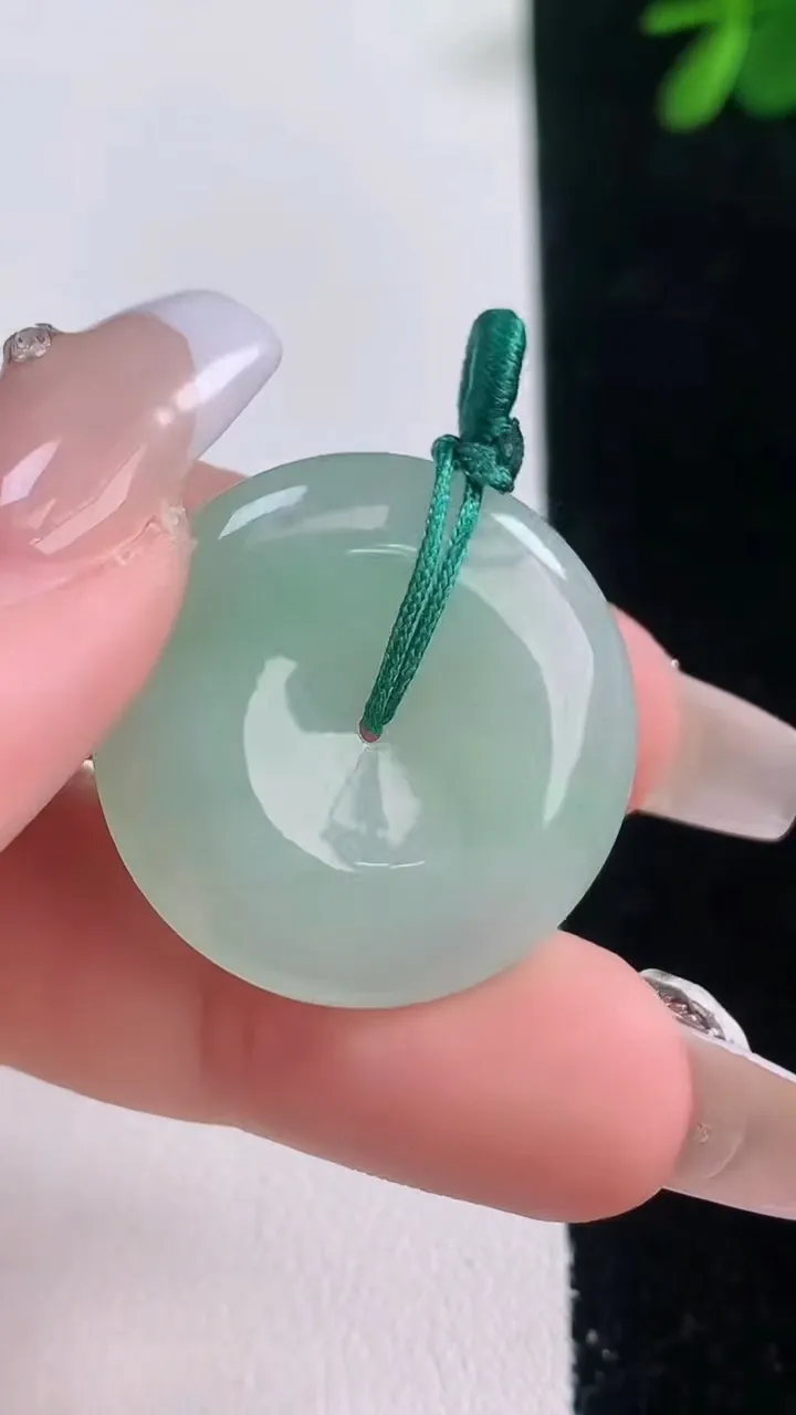 天然A货翡翠平安扣吊坠，尺寸26.4-5，重量:7.21g
12月21日