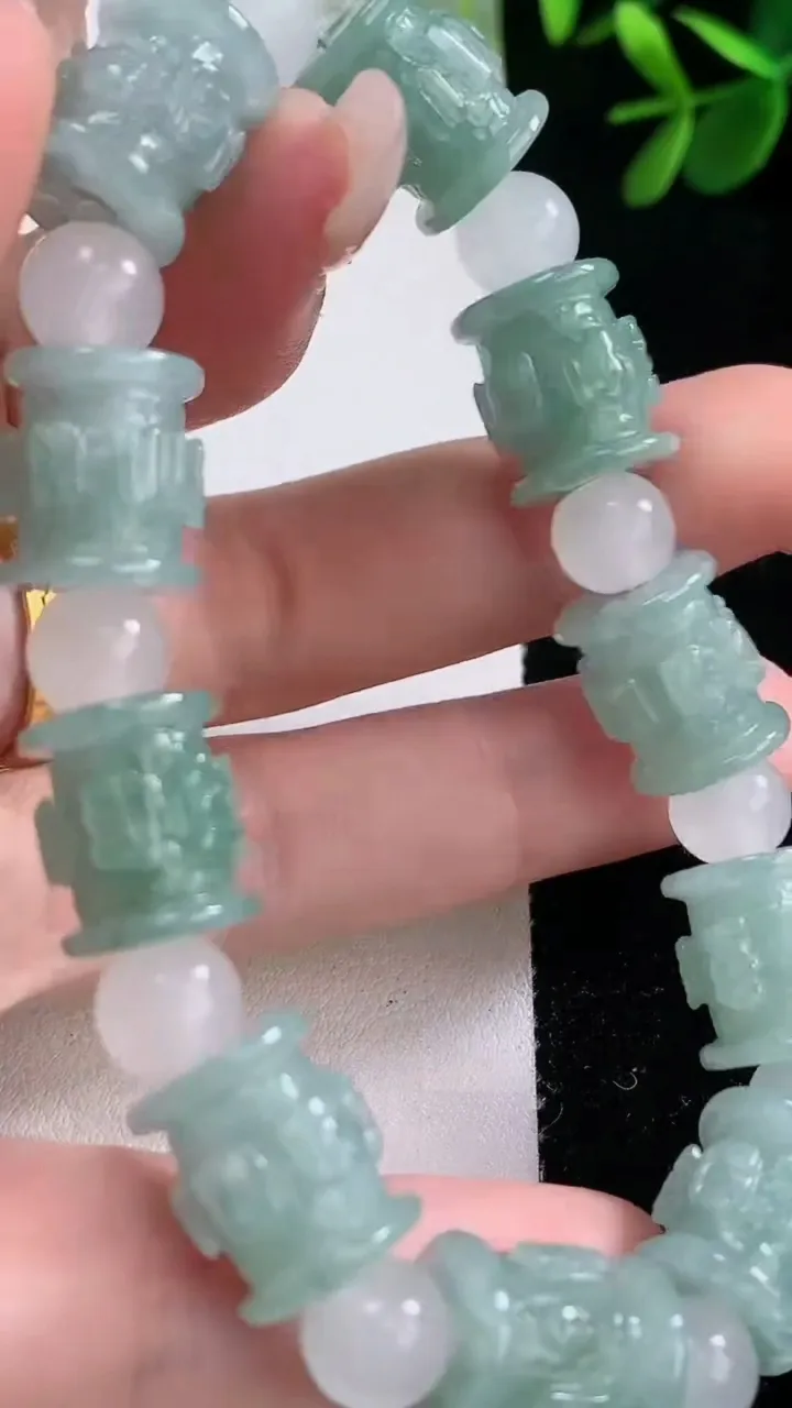 天然A货翡翠路路通手串，尺寸11-12.8-10颗，重量:36.95g12月21日
工厂直销收藏佳品
