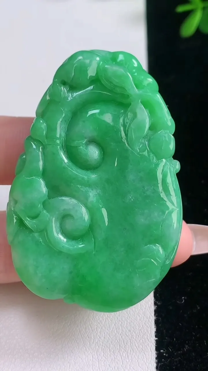 天然A货翡翠如意吊坠，尺寸56.6-37.2-8.3，重量:35.79g
12月21日