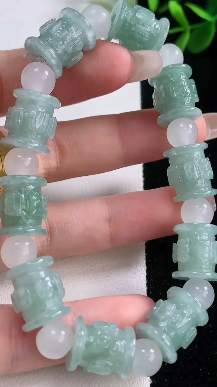 天然A货翡翠路路通手串，尺寸11-12.8-10颗，重量:36.95g12月21日
工厂直销收藏佳品,种好水足，色泽均匀，有种有色，上手高大气！