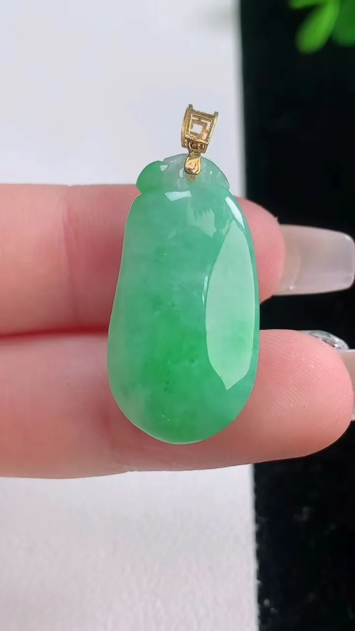 天然A货翡翠福瓜吊坠，尺寸27-14.2-8.4，重量6.04g
12月21日