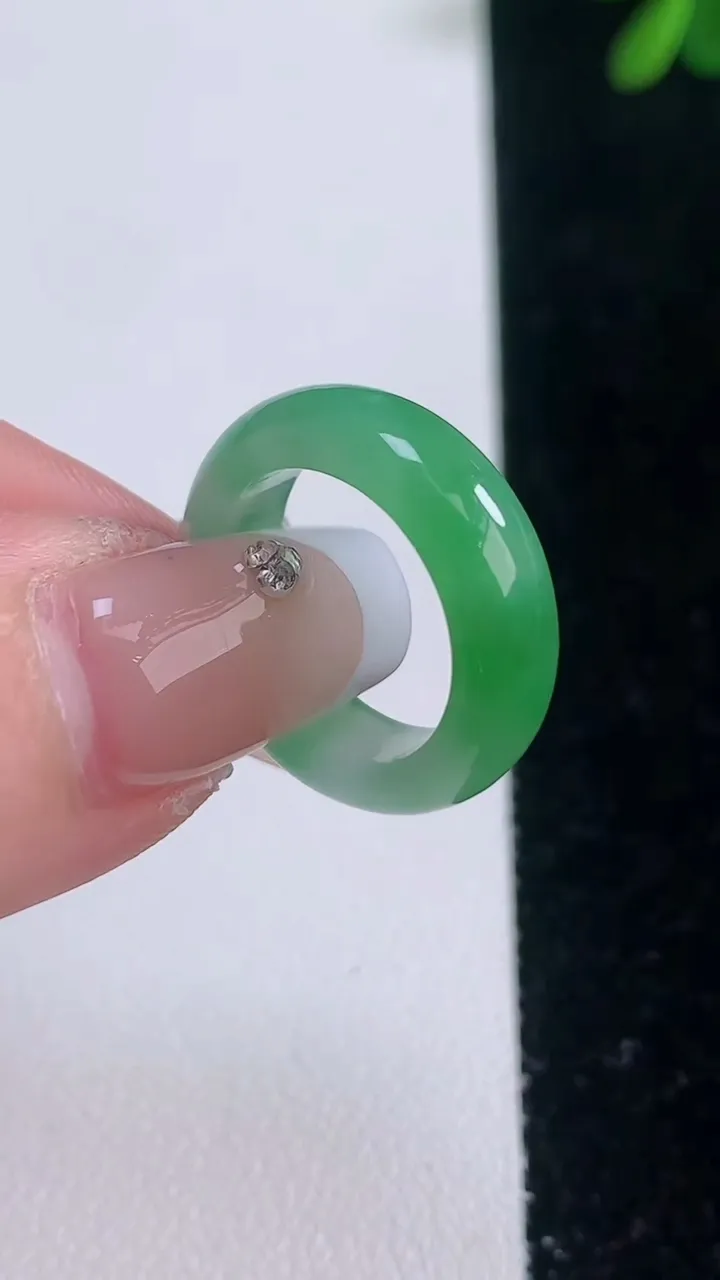 天然A货翡翠指环戒指，尺寸15-5.5-3，重量:3.23g2025年12月21日
工厂直销收藏佳品