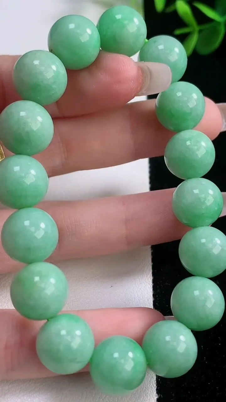 天然A货翡翠圆珠手串，尺寸12-16颗，重量:47.26g12月21日
工厂直销收藏佳品,种好水足，色泽均匀，有种有色，上手高大气！