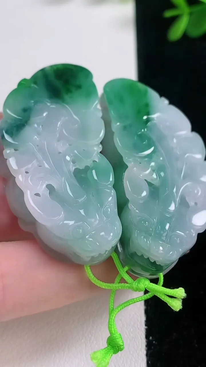 天然A货翡翠貔貅吊坠一对，尺寸48.2-20.5-12.4，重量:63.01g
12月21日