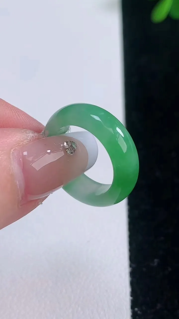 天然A货翡翠指环戒指，尺寸15-5.5-3，重量:3.23g2025年12月21日
工厂直销收藏佳品,种好水足，色泽均匀，有种有色，上手高大气！