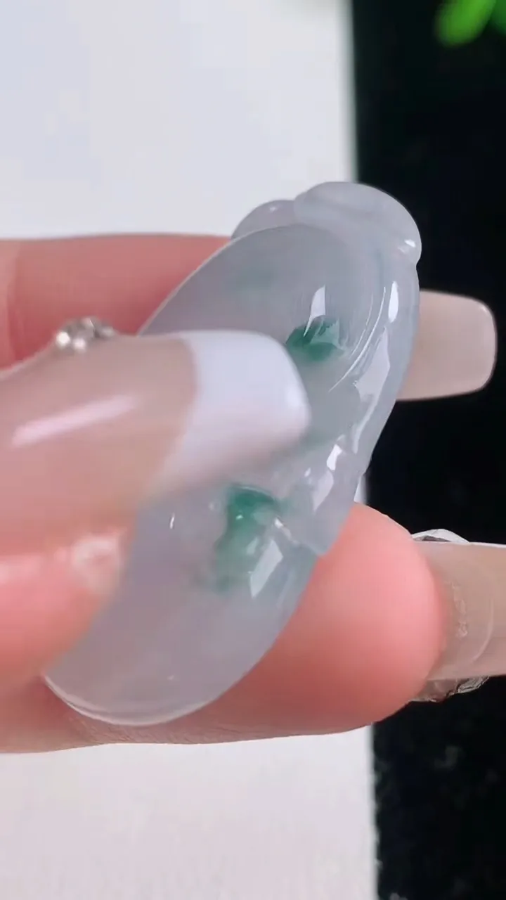 天然A货翡翠冰种飘花如意吊坠，尺寸35.4-19.8-4.8，重量:7.02g
12月21日