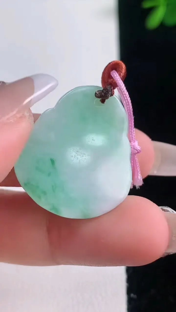 天然A货翡翠佛公吊坠，尺寸26.4-23.5-5.8，重量:6.24g
12月21日