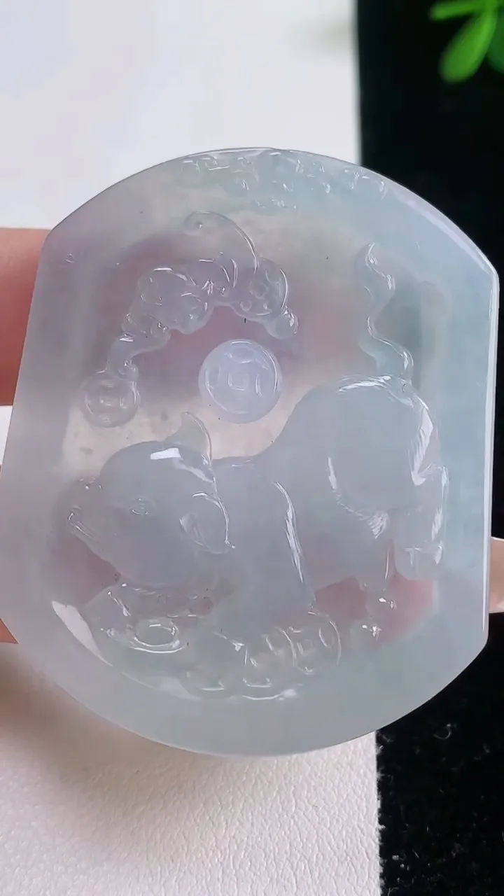 天然A货翡翠生肖猪吊坠，尺寸50-41.6-4.8，重量:21.38g
12月21日