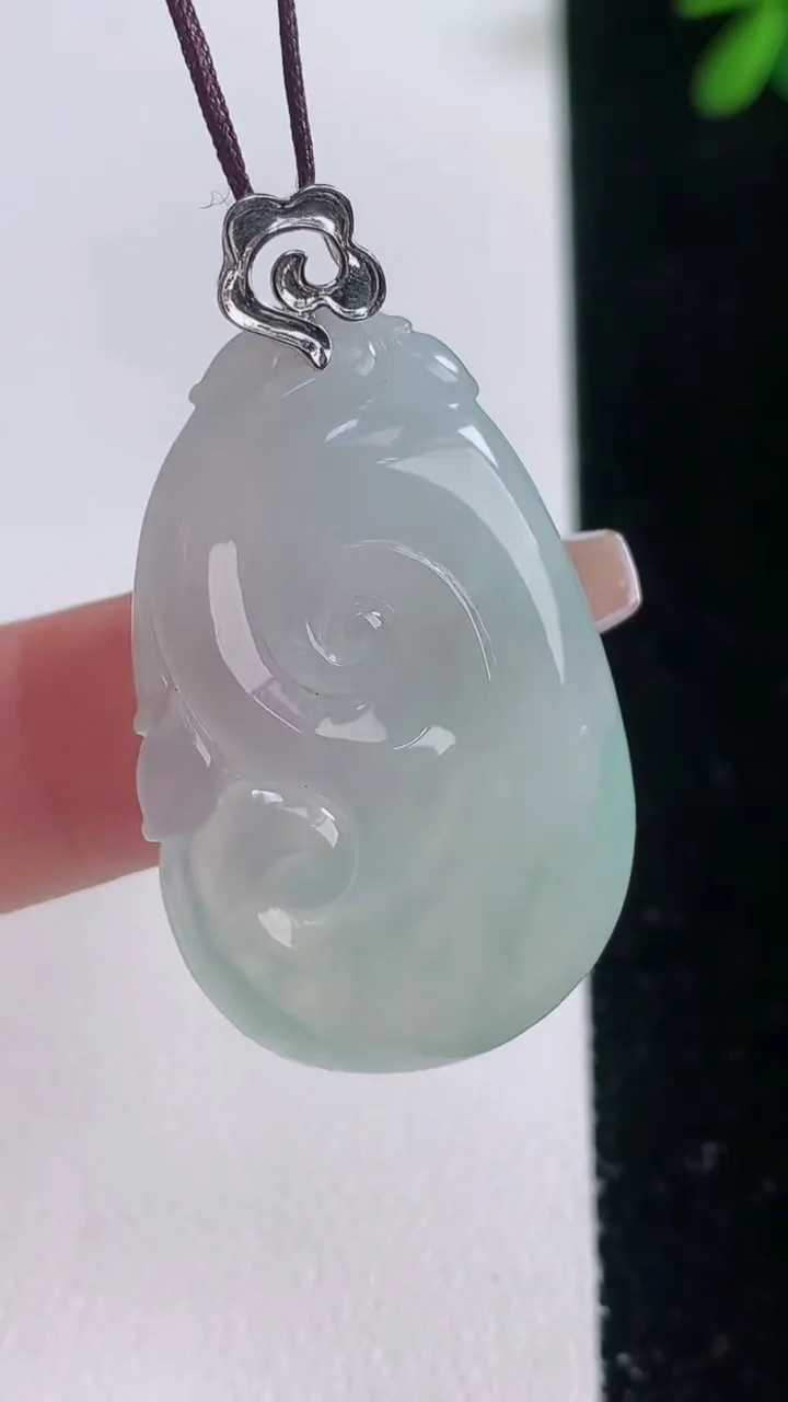 天然A货翡翠如意吊坠，尺寸34.3-22-5.2，重量:8.39g
12月21日