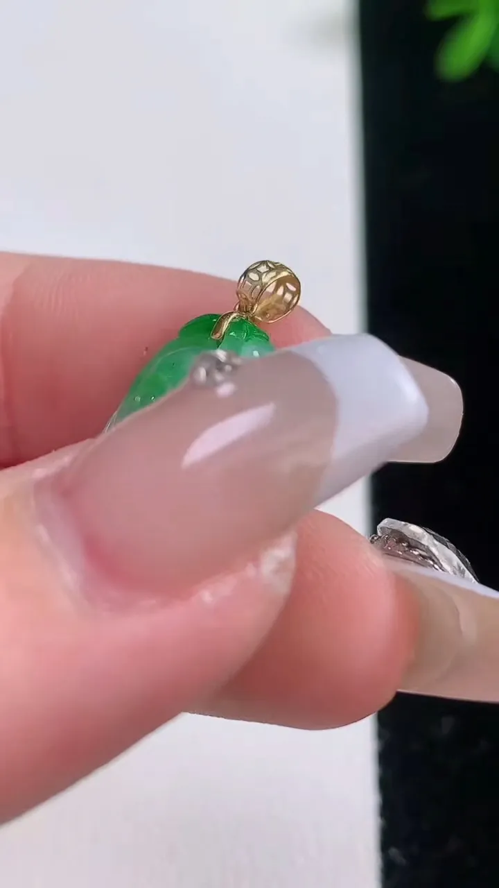 天然A货翡翠如意吊坠，尺寸19.4-14.4-4.5，重量:2.27g
12月21日