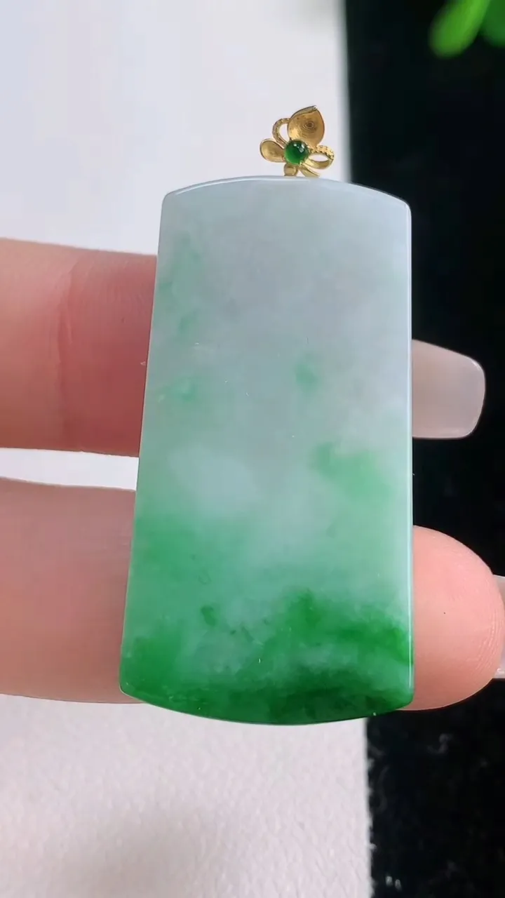 天然A货翡翠无事牌吊坠，尺寸37.7-19.7-2.9，重量:7.14g
12月21日