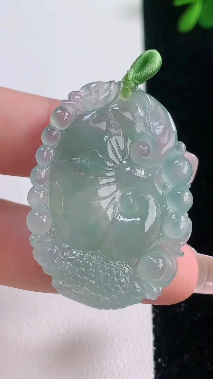 天然A货翡翠如意吊坠，尺寸40.4-29-5，重量:10.47g
12月21日