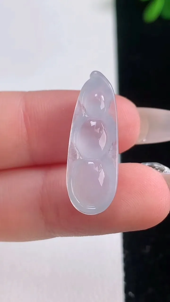 天然A货翡翠福豆吊坠，尺寸26.5-9.3-5.5，重量:2.12g
12月21日