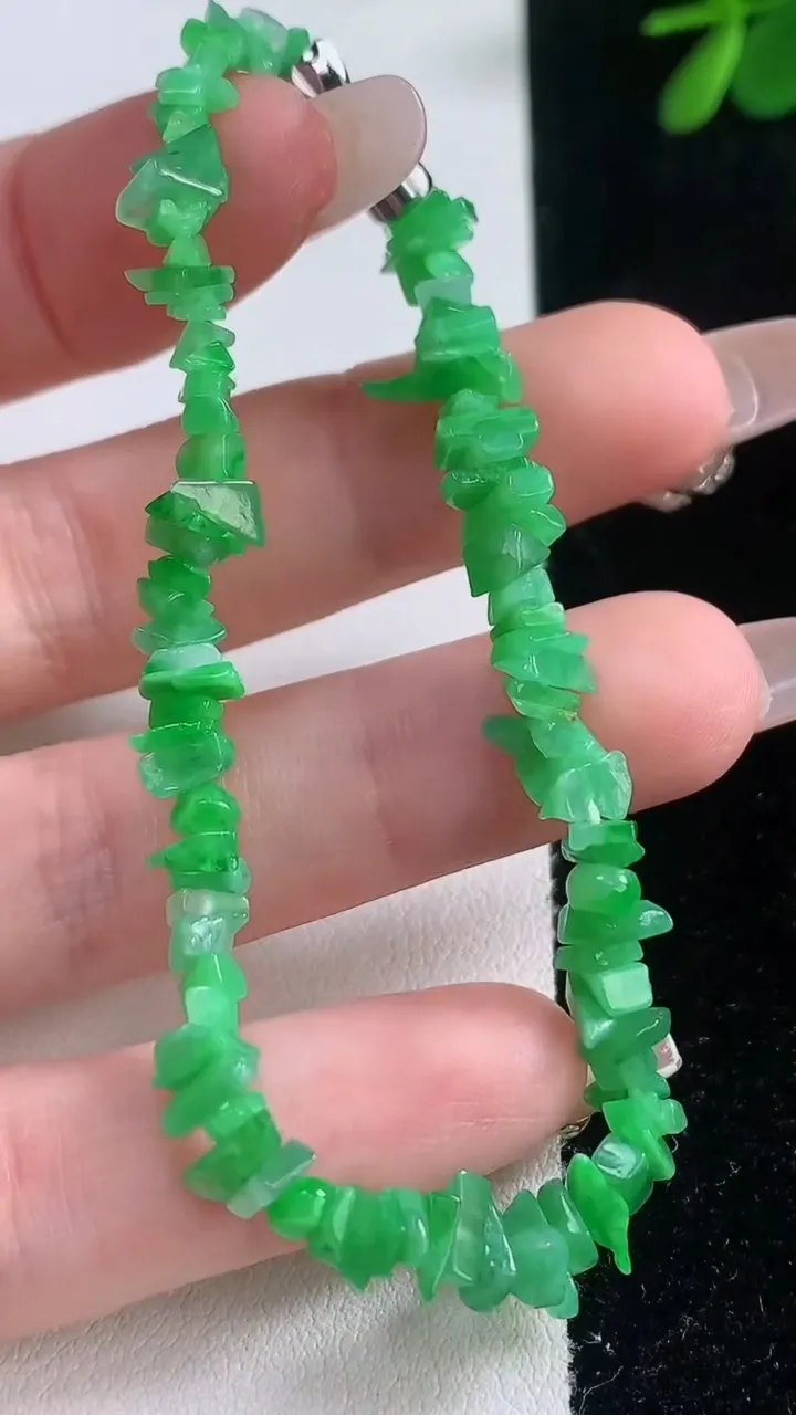 天然A货翡翠原石手串，尺寸4.9-3.2-2，重量:7.52g12月21日
工厂直销收藏佳品,种好水足，色泽均匀，有种有色，上手高大气！