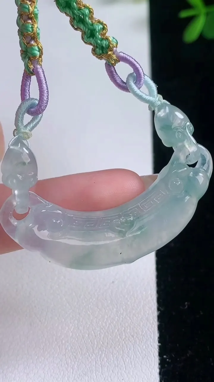 天然A货翡翠冰种飘花如意锁手绳，尺寸11-47.7-5.4，重量:10.77g
12月21日