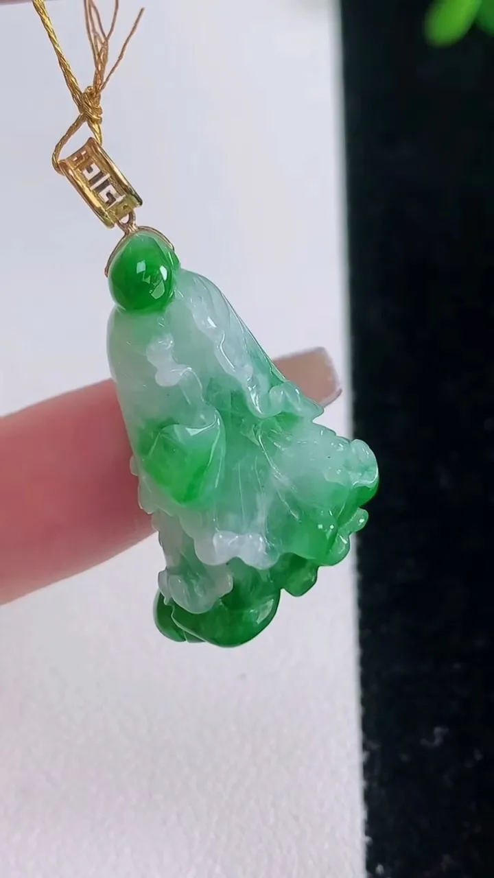 天然A货翡翠白菜吊坠，尺寸26-17.8-11.8，重量:7.26g
12月21日