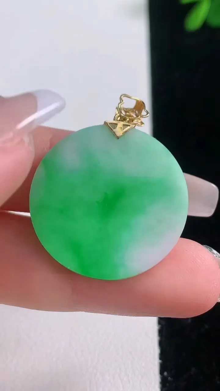 天然A货翡翠无事牌吊坠，尺寸26-1.9，重量:4.06g
12月21日