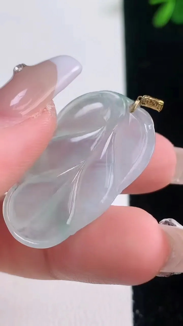 天然A货翡翠金枝玉叶 叶子吊坠，尺寸33.2-19.8-4，重量:5.12g
12月21日