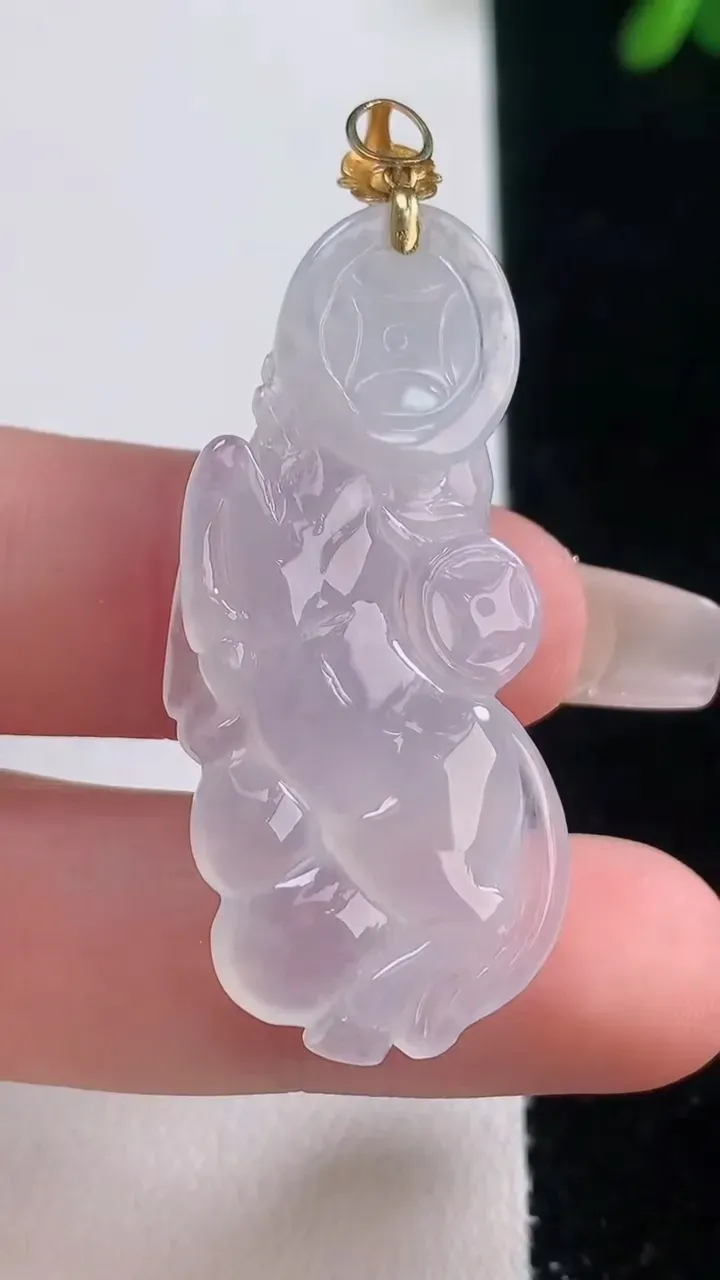 天然A货翡翠种白冰生肖马吊坠，尺寸40.6-19.2-5.2，重量:7.77g
12月21日