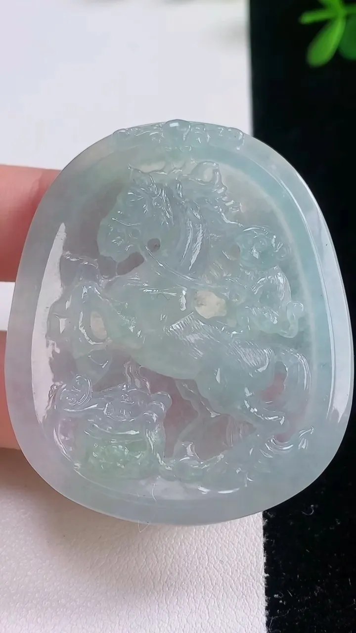 天然A货翡翠马上封侯吊坠，尺寸51.2-43.6-5.6，重量:25.03g
12月21日