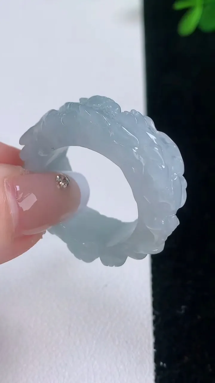 天然A货翡翠祥龙指环扳指，尺寸21-10.2-5.5，重量:13.17g2025年12月21日
工厂直销收藏佳品,种好水足，色泽均匀，有种有色，上手高大气！