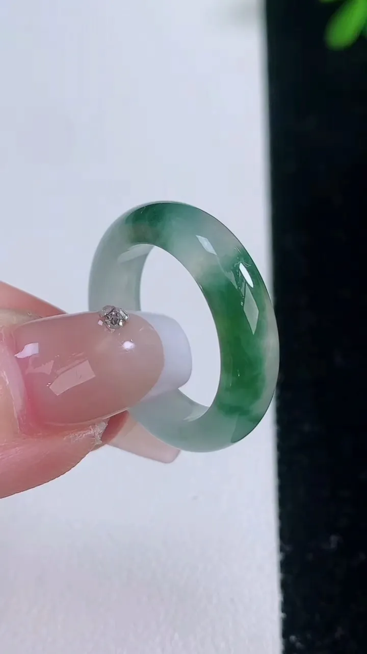 天然A货翡翠冰种飘花指环戒指，尺寸17.3-5.3-3.2，重量:3.91g2025年12月21日
