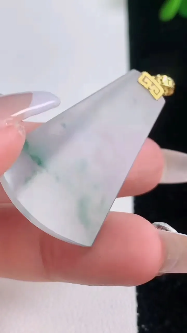 天然A货翡翠种飘花无事牌吊坠，尺寸36.2-23.8-3.6，重量:7.32g
12月21日