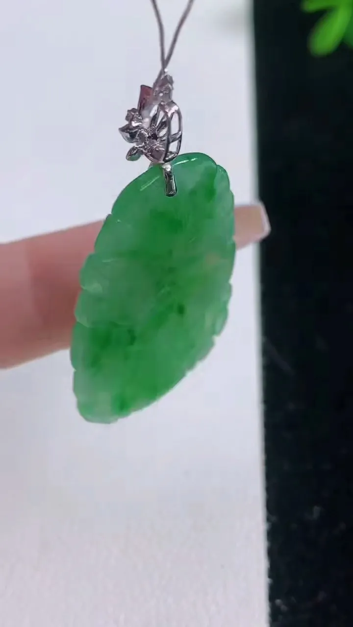 天然A货翡翠荷叶吊坠，尺寸31.5-22-2.6，重量:5.67g
12月21日