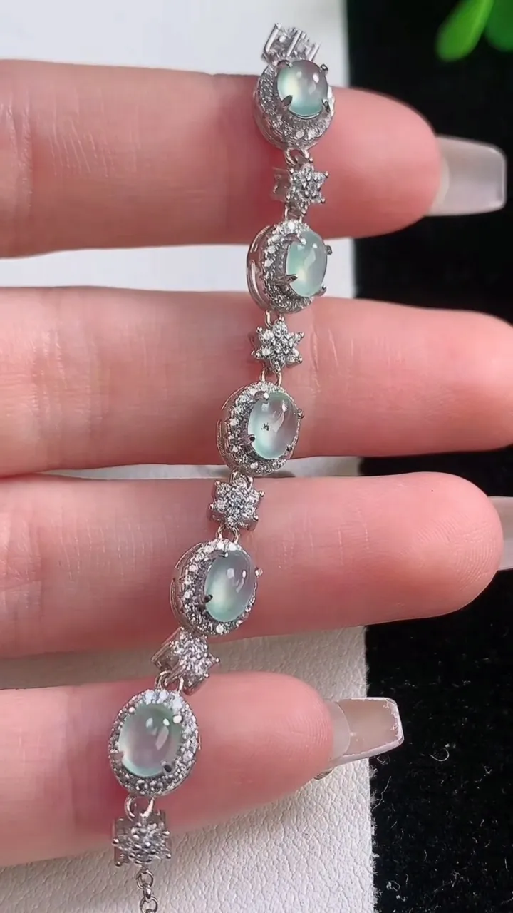 天然A货翡翠蛋面手链，尺寸5.3-4.3，重量:5.45g
12月21日