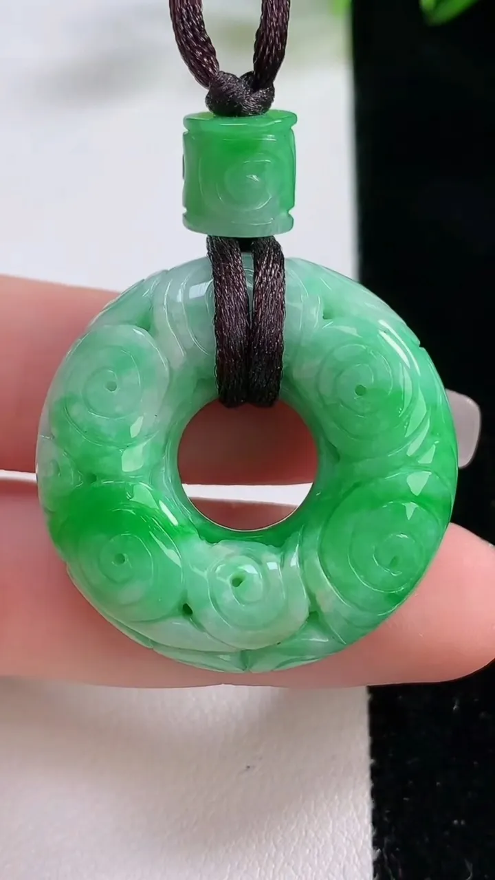 天然A货翡翠雕花平安环吊坠，尺寸32.3-11，重:22.13g
12月21日