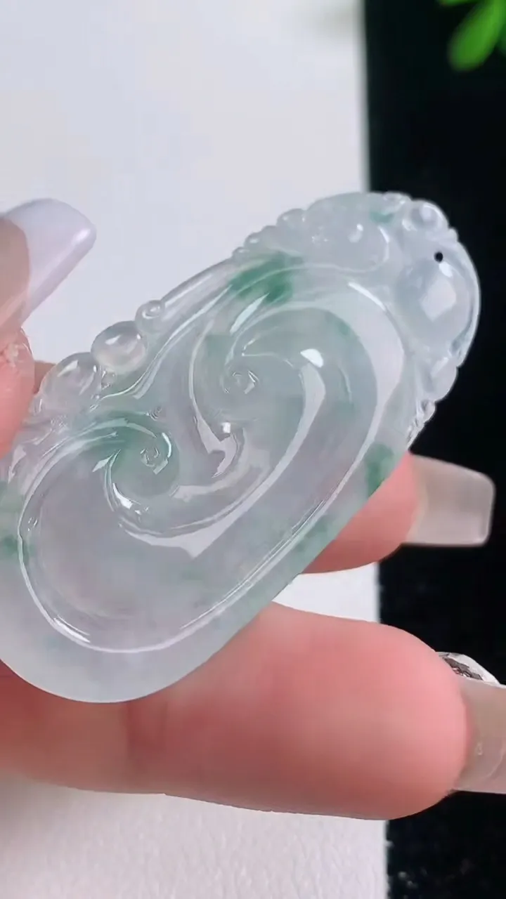 天然A货翡翠冰种飘花如意吊坠，尺寸47.4-23.2-5.4，重量:9.94g
12月21日