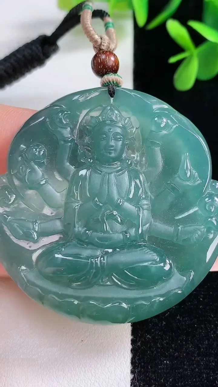 天然A货翡翠千手观音吊坠，尺寸50-6.5，重:33.70g
12月21日