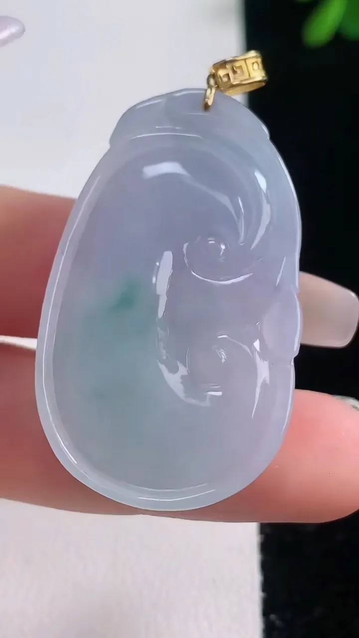 天然A货翡翠18K金紫罗兰飘花如意吊坠，尺寸40.6-24.2-5，重量:10.33g
12月21日