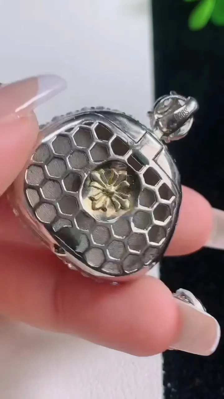 天然A货翡翠凤凰吊坠，尺寸34.8-30.2-10.8，裸石22.3-26.5重量:15.95g
12月21日