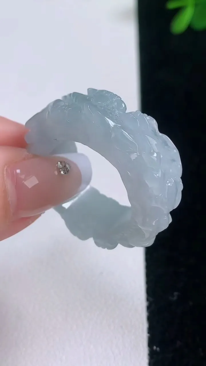 天然A货翡翠祥龙指环扳指，尺寸21-10.2-5.5，重量:13.17g2025年12月21日
工厂直销收藏佳品,种好水足，色泽均匀，有种有色，上手高大气！